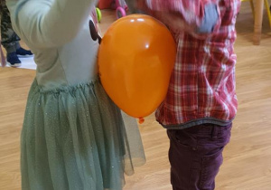 Basia i Piotr tańczą z balonem.